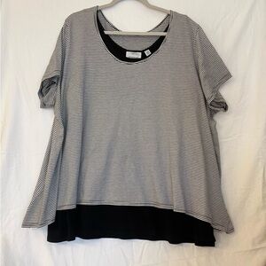 Avenue Women’s 2 layered knit shirt. Black & white.